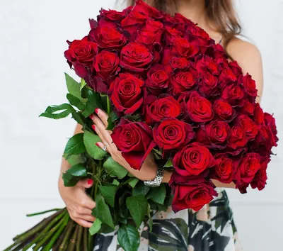 Красные розы Букет из 15 высоких красных роз в упаковке