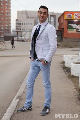 С чем носить кеды? (52 фото) | Blue ripped jeans, White high top sneakers,  Biker jacket outfit