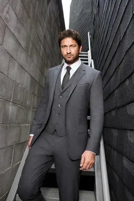 Модный лук: серый костюм-тройка, белая классическая рубашка, темно-серый  галстук, серый нагрудный платок | Лукастик