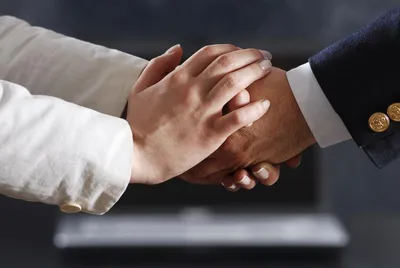 Длительные рукопожатия могут разрушить отношения с бизнес-партнерами и  коллегами - Inc. Russia