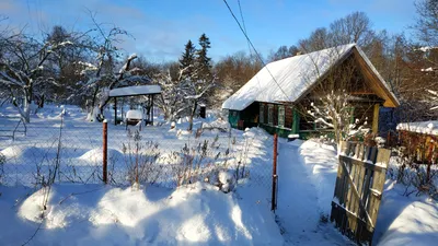 Раннее зимнее утро Традиционная русская деревня в снегомерной зимой  Стоковое Фото - изображение насчитывающей природа, холодно: 156502620