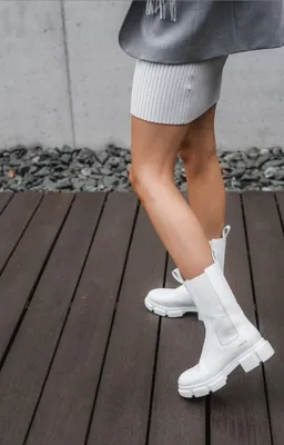 Новый черный: как носить ультрамодные белые сапоги? Носить их можно круглый  год – весной и летом со струящимися платьями с цветочным… | Instagram