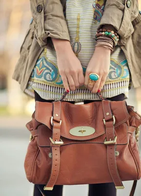 Как стильно носить коричневую сумку: 17 идей, которые дополнят ваш образ