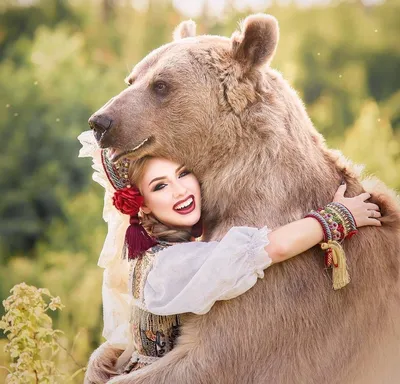 Медведь Степан и его дружественное общение с человеком - теплые фотографии в jpg