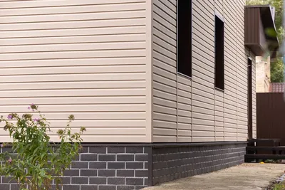 Обшивка дома сайдингом и фасадными панелями от «Идеал Строй»