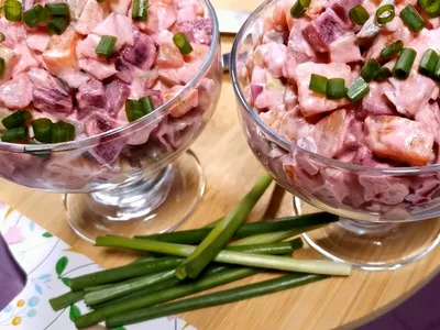 Салат с копчёной курицей, редиской, помидорами и свежими огурцами -  Лайфхакер