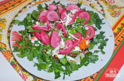 Салат с запечённой свёклой, свекольной ботвой и сыром - Лайфхакер