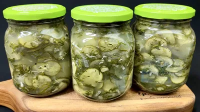 Салат из огурцов на зиму кольцами: как приготовить заготовку с приправой –  рецепт | FoodOboz