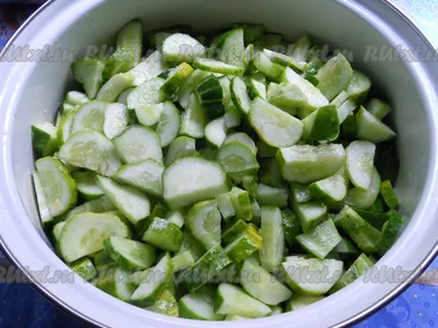 Закатываю салат из огурцов на зиму: простой, вкусный и хранится при  комнатной температуре (\"хрустящий\" маринованный салат) | Еда, я тебя  омномном! | Дзен