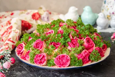 Салат \"Букет роз\" с сельдью и блинами, пошаговый рецепт с фото