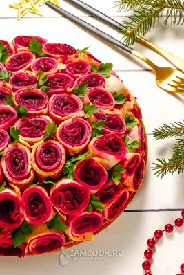 Салат «Селедка под шубой» с розами из блинов — рецепт с фото | Рецепт |  Идеи для блюд, Овощная пицца, Салаты