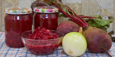 Салат из свёклы на зиму с фасолью, морковью, помидорами и луком: рецепт -  Лайфхакер