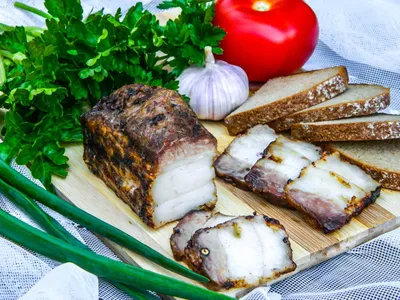 Сало свинины мраморных пород копченое в смокере купить в Москве с доставкой  - Мясные продукты премиум качества | Бутик \"ПриМясе\"