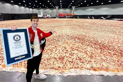 Самую большую пиццу в мире (она весит 12 с лишним тонн) приготовили в  Лос-Анджелесе. Смотрите, как это было