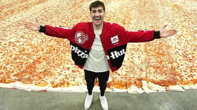 Блогер сделал самую большую пиццу в мире