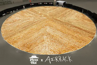 Самую большую пиццу в мире (она весит 12 с лишним тонн) приготовили в  Лос-Анджелесе. Смотрите, как это было