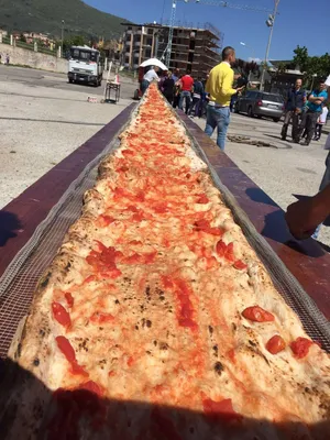 Рекорд Гиннеса пиццы Ottavia находится самый большой в мире Редакционное  Изображение - изображение насчитывающей пицца, съешьте: 208267905