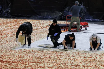 Самая большая пицца в мире, а на…» — создано в Шедевруме