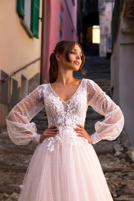 Коллекция свадебных платьев 2023: самые яркие тренды - читайте статью с  красочными фотографиями в нашем блоге