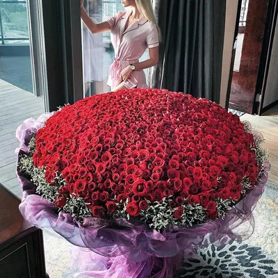 Сеть магазинов \"Империя роз\" - Самый большой в мире букет из роз 🌹  Прекрасная композиция украсила свадьбу наследного принца Катара,  состоявшуюся в 2005 году. Катар — богатое государство, поэтому торжество  было организовано