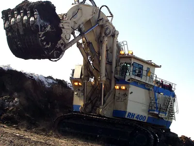 Видео: знакомимся с электрическим Hitachi EX2600 выше пятиэтажного дома —  Лаборатория — Motor