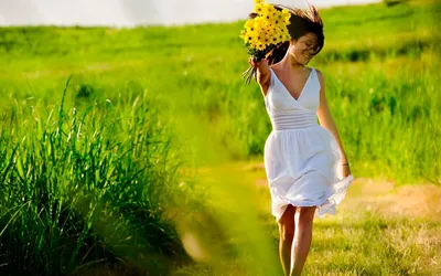Беззаботность. Счастливая девушка в цветочном поле. Картина на холсте в  интернет-магазине Ярмарка Мастеров по цене 5100 ₽ – QSWO6RU | Картины,  Москва - доставка по России