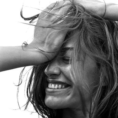 Счастливая девушка танцует, возбуждается, прыгает, веселится Стоковое Фото  - изображение насчитывающей выражение, эмоционально: 165228586