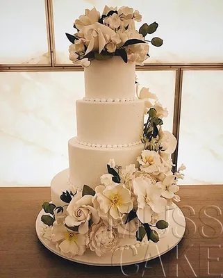 Свадебный торт с украшением съедобные цветы белый на заказ по цене 1100  руб/кг в Москве с доставкой | Кондитерская Musscake