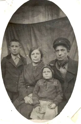 Portrait frame family: лицензируемые стоковые векторные изображения и  векторная графика без лицензионных платежей (роялти) в количестве более 4  914 | Shutterstock