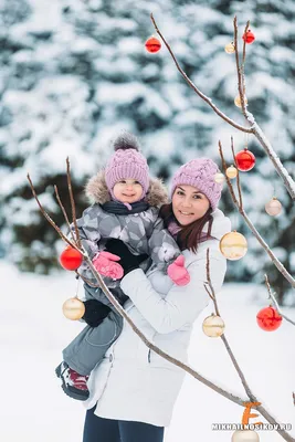 Уютные красивое фотографии счастливой семьи зимой в красивом лесу на фоне  сугробов и снега. В Стоковое Изображение - изображение насчитывающей дочь,  внимательность: 211931899