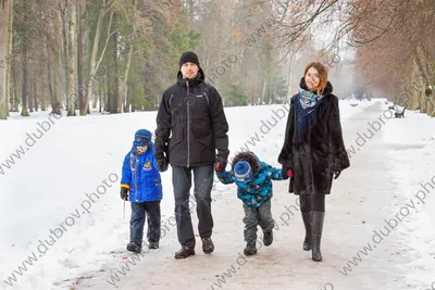 счастливая семейная прогулка и веселая и фотосессия в парке или лесу,  полном снега в холодный зимний день Стоковое Фото - изображение  насчитывающей малыши, снаружи: 269848674