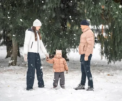 Счастливая семья, играя и смеясь зимой на открытом воздухе в снегу.  городской парк зимний день. | Премиум Фото