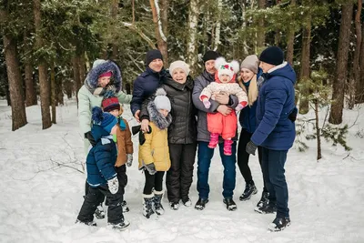 Счастливая семья в снеговике здания зимы Стоковое Фото - изображение  насчитывающей жизнерадостно, парк: 99158836