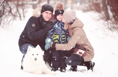 Семья с маленькой девочкой весело проводит время на свежем воздухе зимой  наслаждаясь проведением времени вместе семейная концепция | Премиум Фото