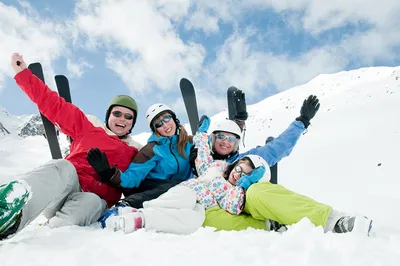 Счастливые семейные занятия зимой в парке Стоковое Изображение -  изображение насчитывающей прогулка, отец: 163548785