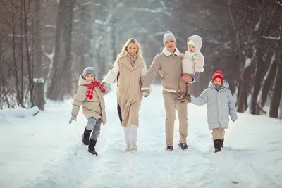 Счастливая семья зимой, иллюстрации Включая: квартира и хаппа - Envato  Elements
