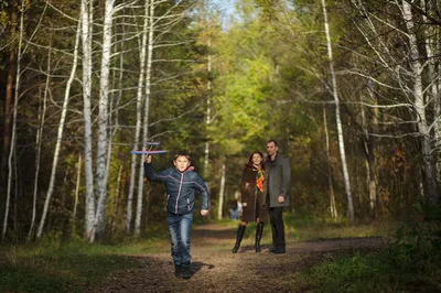Семейная фотосессия в осеннем лесу