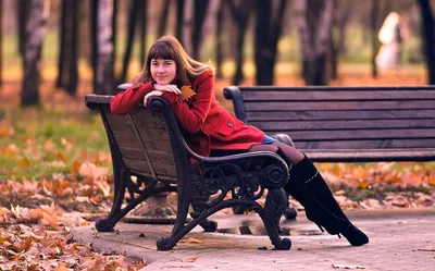 Счастливая Женщина В Осеннем Лесу — стоковые фотографии и другие картинки  Осень - Осень, Жёлтый, Красавица - iStock