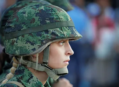 Сербские женщины в оккупированном городе — военное фото