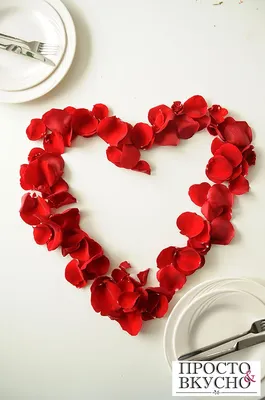Сердце Из Лепестков Роз — стоковые фотографии и другие картинки Лепесток  розы - Лепесток розы, Символ сердца, Белый - iStock