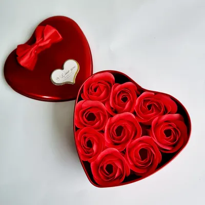 Красное сердце из лепестков роз в …» — создано в Шедевруме