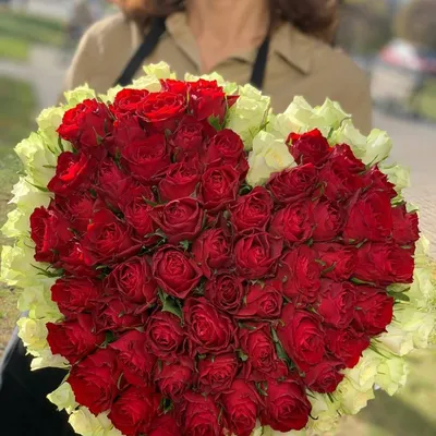 Композиция Сердце из роз, купить 101 розу в форме в виде сердца с доставкой  в Днепре | Royal-Flowers