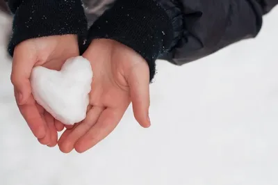 Снежное сердце на фоне природы: бесплатно скачать