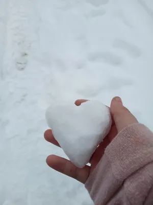 Фотография Сердце из снега: красивый фон для дизайна