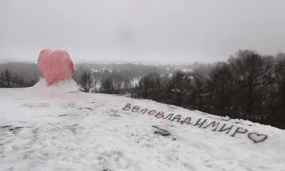 Изображение снежного сердца на фоне зимы: обои для вашего устройства