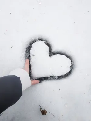 Сердце на снегу фотографии