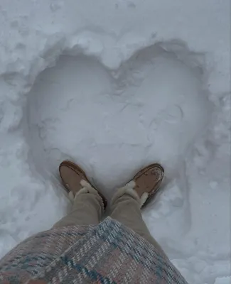 Фото Сердце на снегу: идеальный фон для зимней мечты