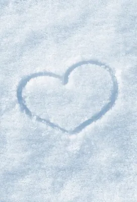 Фотография Сердце на снегу: красота в простоте