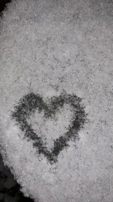 Сердце на снегу: воплощение любви в кристаллах