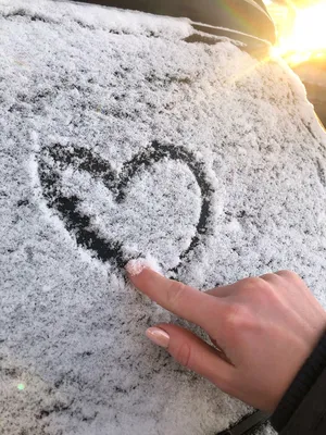 Фото Сердце на снегу: смешение холодного и теплого